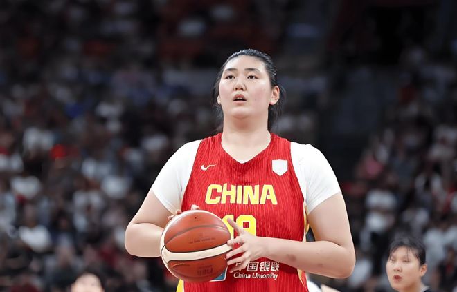 他是上海知名解说,曾和董路互怼闹上法庭,如今仍是嘴下不留情