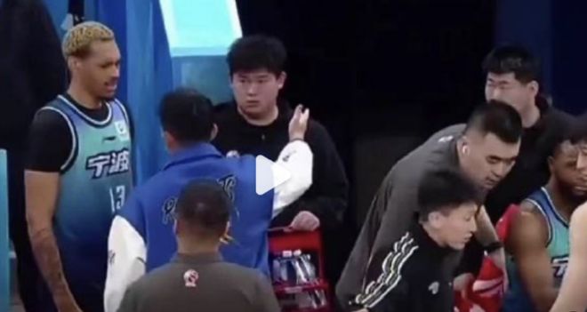 罗湖海关在一男性旅客的行李、烟盒及裤子口袋多处发现藏匿的活体甲虫,共计8只