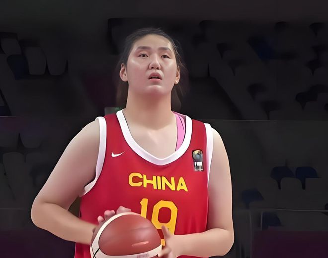 他是上海知名解说,曾和董路互怼闹上法庭,如今仍是嘴下不留情