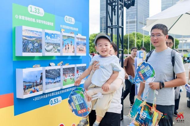 在东台里看“甜甜圈”原地烧胎表演!FE上海站路演开启,赛车运动赋能城市文商旅体展