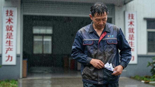 被巴黎街拍惊艳了！满街都是“长裙和长裤”打扮，却个个时髦高级