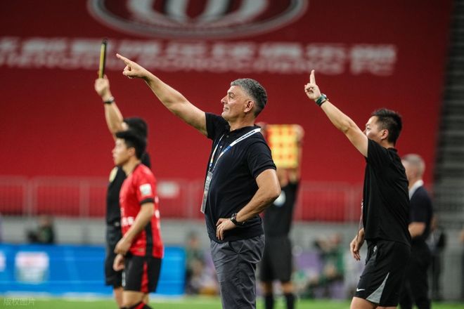 砍28+10+4帽仍被质疑！张子宇3问题难改善 这不光是宫鲁鸣的问题