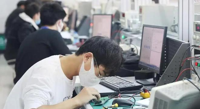 李炎哲点赞加盟广东流言!朱芳雨回购徐昕消息,杜锋续约年限曝光