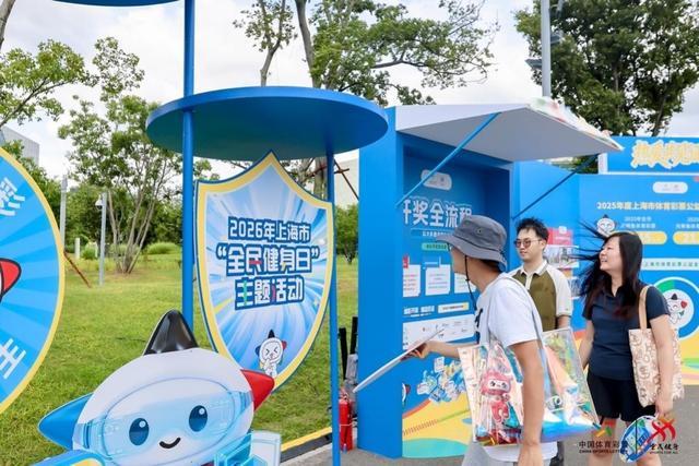 在东台里看“甜甜圈”原地烧胎表演!FE上海站路演开启,赛车运动赋能城市文商旅体展