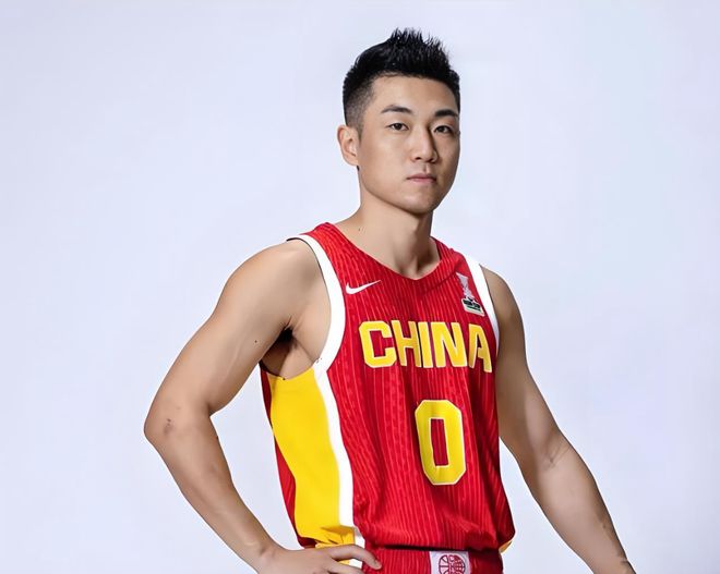 尼克斯夺冠游行搞笑一幕!科勒克被警员当成球迷拦住:本人已回应